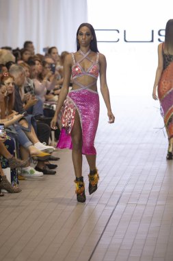 Bir model için tasarımcı Custo Barcelona bahar yaz 2019 toplama sırasında Güney Florida Uluslararası Moda haftasında Porsche Batı Broward Davie, Florida'da, 28 Eylül 2018 pist yürür