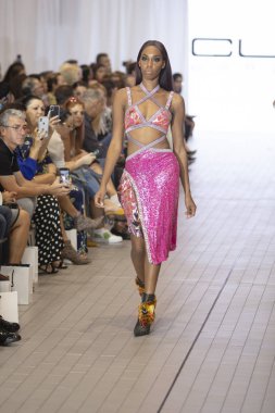 Bir model için tasarımcı Custo Barcelona bahar yaz 2019 toplama sırasında Güney Florida Uluslararası Moda haftasında Porsche Batı Broward Davie, Florida'da, 28 Eylül 2018 pist yürür