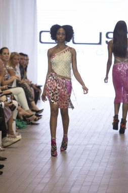 Bir model için tasarımcı Custo Barcelona bahar yaz 2019 toplama sırasında Güney Florida Uluslararası Moda haftasında Porsche Batı Broward Davie, Florida'da, 28 Eylül 2018 pist yürür