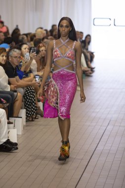 Bir model için tasarımcı Custo Barcelona bahar yaz 2019 toplama sırasında Güney Florida Uluslararası Moda haftasında Porsche Batı Broward Davie, Florida'da, 28 Eylül 2018 pist yürür