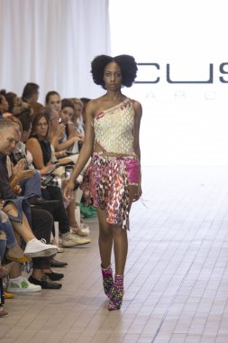 Bir model için tasarımcı Custo Barcelona bahar yaz 2019 toplama sırasında Güney Florida Uluslararası Moda haftasında Porsche Batı Broward Davie, Florida'da, 28 Eylül 2018 pist yürür