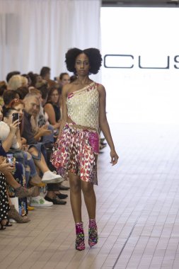 Bir model için tasarımcı Custo Barcelona bahar yaz 2019 toplama sırasında Güney Florida Uluslararası Moda haftasında Porsche Batı Broward Davie, Florida'da, 28 Eylül 2018 pist yürür