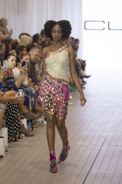 Bir model için tasarımcı Custo Barcelona bahar yaz 2019 toplama sırasında Güney Florida Uluslararası Moda haftasında Porsche Batı Broward Davie, Florida'da, 28 Eylül 2018 pist yürür