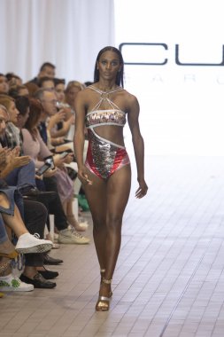 Bir model için tasarımcı Custo Barcelona bahar yaz 2019 toplama sırasında Güney Florida Uluslararası Moda haftasında Porsche Batı Broward Davie, Florida'da, 28 Eylül 2018 pist yürür