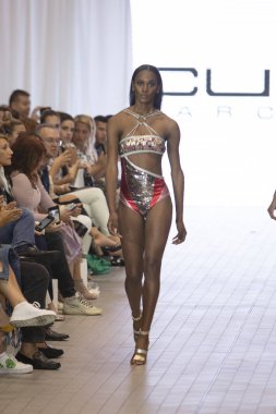 Bir model için tasarımcı Custo Barcelona bahar yaz 2019 toplama sırasında Güney Florida Uluslararası Moda haftasında Porsche Batı Broward Davie, Florida'da, 28 Eylül 2018 pist yürür