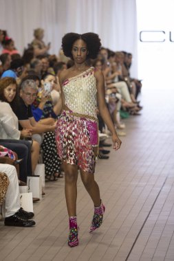 Bir model için tasarımcı Custo Barcelona bahar yaz 2019 toplama sırasında Güney Florida Uluslararası Moda haftasında Porsche Batı Broward Davie, Florida'da, 28 Eylül 2018 pist yürür