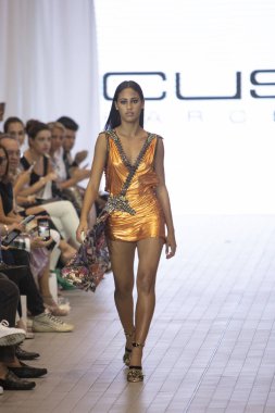 Bir model için tasarımcı Custo Barcelona bahar yaz 2019 toplama sırasında Güney Florida Uluslararası Moda haftasında Porsche Batı Broward Davie, Florida'da, 28 Eylül 2018 pist yürür