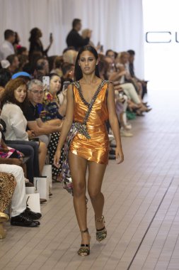 Bir model için tasarımcı Custo Barcelona bahar yaz 2019 toplama sırasında Güney Florida Uluslararası Moda haftasında Porsche Batı Broward Davie, Florida'da, 28 Eylül 2018 pist yürür