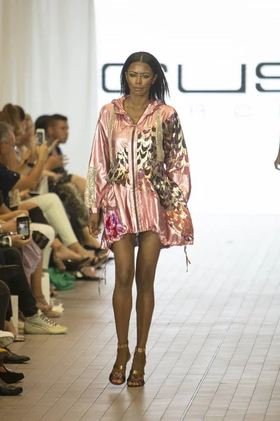 Bir model için tasarımcı Custo Barcelona bahar yaz 2019 toplama sırasında Güney Florida Uluslararası Moda haftasında Porsche Batı Broward Davie, Florida'da, 28 Eylül 2018 pist yürür