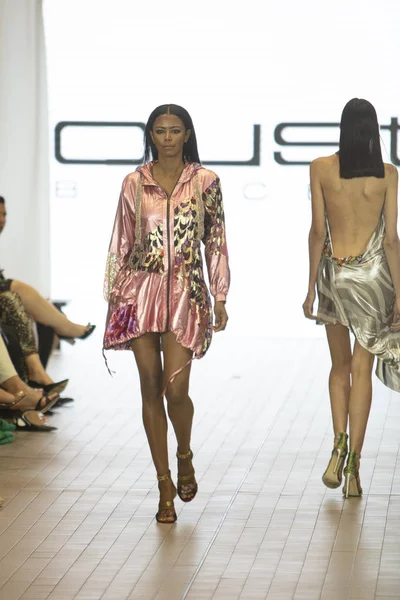 Bir model için tasarımcı Custo Barcelona bahar yaz 2019 toplama sırasında Güney Florida Uluslararası Moda haftasında Porsche Batı Broward Davie, Florida'da, 28 Eylül 2018 pist yürür