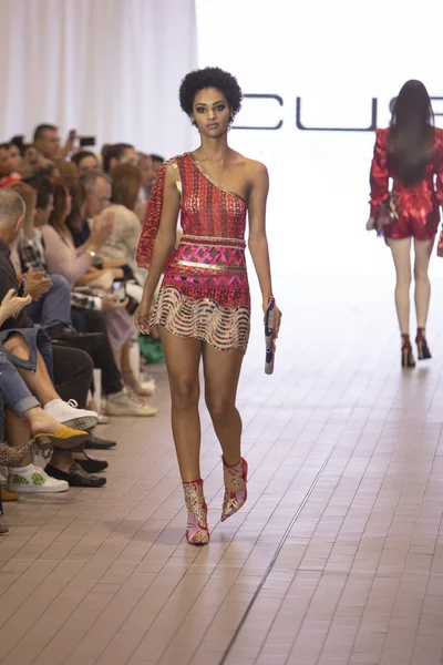 Bir model için tasarımcı Custo Barcelona bahar yaz 2019 toplama sırasında Güney Florida Uluslararası Moda haftasında Porsche Batı Broward Davie, Florida'da, 28 Eylül 2018 pist yürür