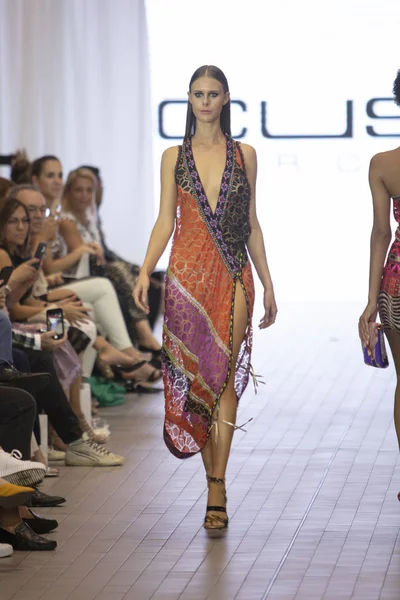 Bir model için tasarımcı Custo Barcelona bahar yaz 2019 toplama sırasında Güney Florida Uluslararası Moda haftasında Porsche Batı Broward Davie, Florida'da, 28 Eylül 2018 pist yürür