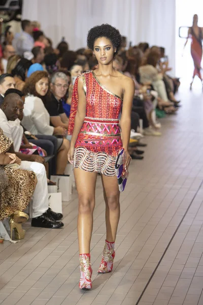 Bir model için tasarımcı Custo Barcelona bahar yaz 2019 toplama sırasında Güney Florida Uluslararası Moda haftasında Porsche Batı Broward Davie, Florida'da, 28 Eylül 2018 pist yürür