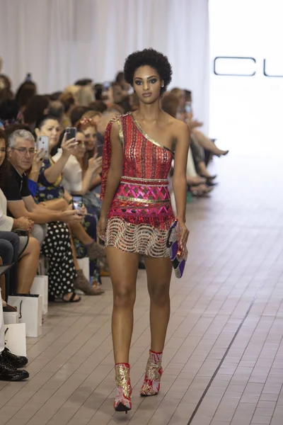 Bir model için tasarımcı Custo Barcelona bahar yaz 2019 toplama sırasında Güney Florida Uluslararası Moda haftasında Porsche Batı Broward Davie, Florida'da, 28 Eylül 2018 pist yürür