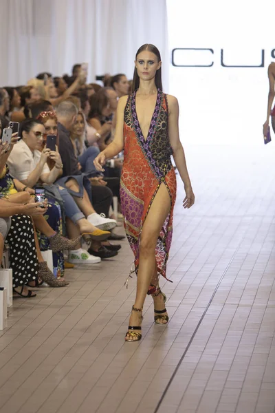 Bir model için tasarımcı Custo Barcelona bahar yaz 2019 toplama sırasında Güney Florida Uluslararası Moda haftasında Porsche Batı Broward Davie, Florida'da, 28 Eylül 2018 pist yürür