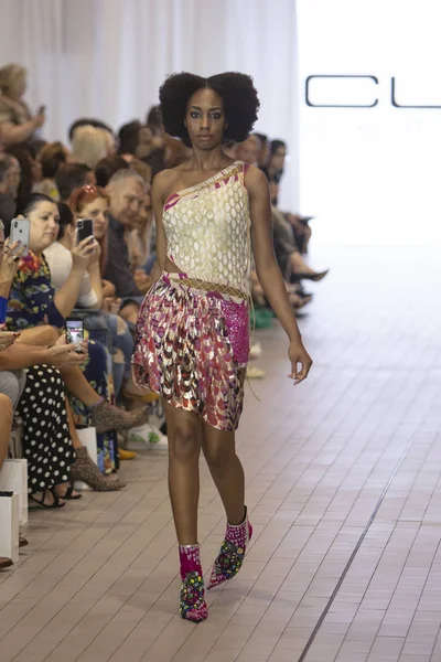 Bir model için tasarımcı Custo Barcelona bahar yaz 2019 toplama sırasında Güney Florida Uluslararası Moda haftasında Porsche Batı Broward Davie, Florida'da, 28 Eylül 2018 pist yürür