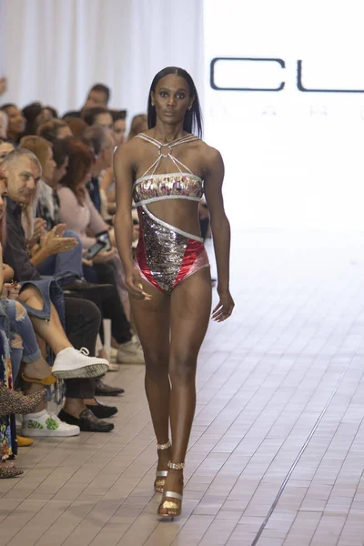 Bir model için tasarımcı Custo Barcelona bahar yaz 2019 toplama sırasında Güney Florida Uluslararası Moda haftasında Porsche Batı Broward Davie, Florida'da, 28 Eylül 2018 pist yürür