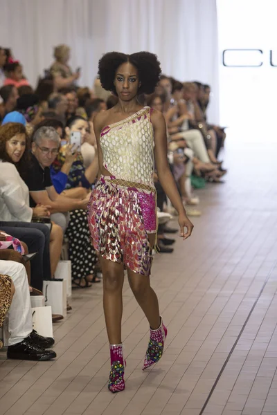 Bir model için tasarımcı Custo Barcelona bahar yaz 2019 toplama sırasında Güney Florida Uluslararası Moda haftasında Porsche Batı Broward Davie, Florida'da, 28 Eylül 2018 pist yürür