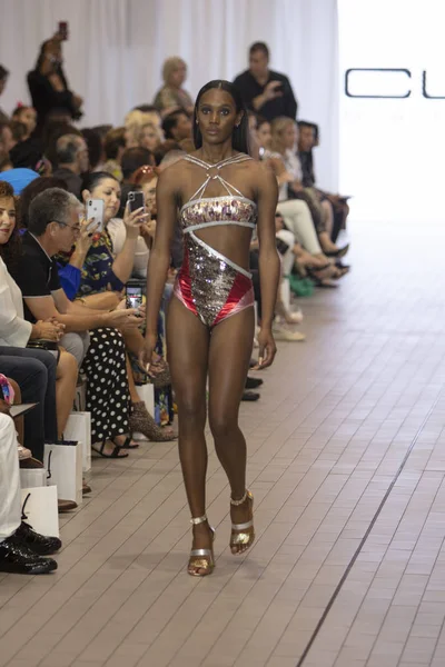 Bir model için tasarımcı Custo Barcelona bahar yaz 2019 toplama sırasında Güney Florida Uluslararası Moda haftasında Porsche Batı Broward Davie, Florida'da, 28 Eylül 2018 pist yürür