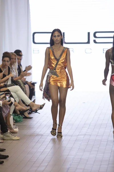 Bir model için tasarımcı Custo Barcelona bahar yaz 2019 toplama sırasında Güney Florida Uluslararası Moda haftasında Porsche Batı Broward Davie, Florida'da, 28 Eylül 2018 pist yürür