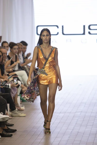 Bir model için tasarımcı Custo Barcelona bahar yaz 2019 toplama sırasında Güney Florida Uluslararası Moda haftasında Porsche Batı Broward Davie, Florida'da, 28 Eylül 2018 pist yürür