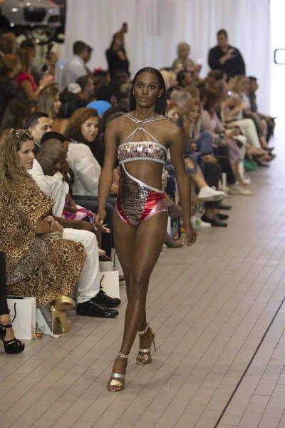 Bir model için tasarımcı Custo Barcelona bahar yaz 2019 toplama sırasında Güney Florida Uluslararası Moda haftasında Porsche Batı Broward Davie, Florida'da, 28 Eylül 2018 pist yürür