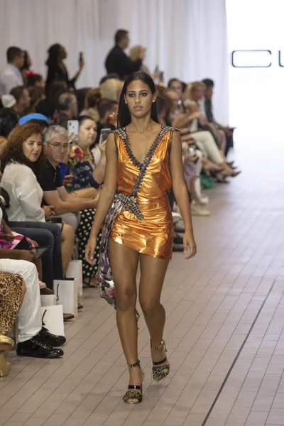 Bir model için tasarımcı Custo Barcelona bahar yaz 2019 toplama sırasında Güney Florida Uluslararası Moda haftasında Porsche Batı Broward Davie, Florida'da, 28 Eylül 2018 pist yürür