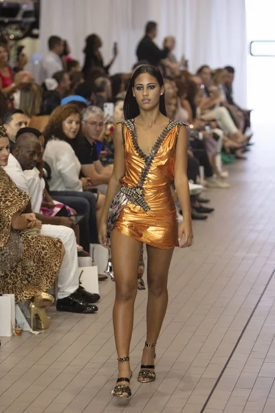 Bir model için tasarımcı Custo Barcelona bahar yaz 2019 toplama sırasında Güney Florida Uluslararası Moda haftasında Porsche Batı Broward Davie, Florida'da, 28 Eylül 2018 pist yürür