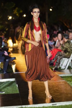 Manken Alexis Carballosa bahar yaz 2019 Fashion Show Miami Beach, Florida Miami Beach Botanik Bahçesi, 18th Ekim 2019 tarihinde sırasında pist yürür