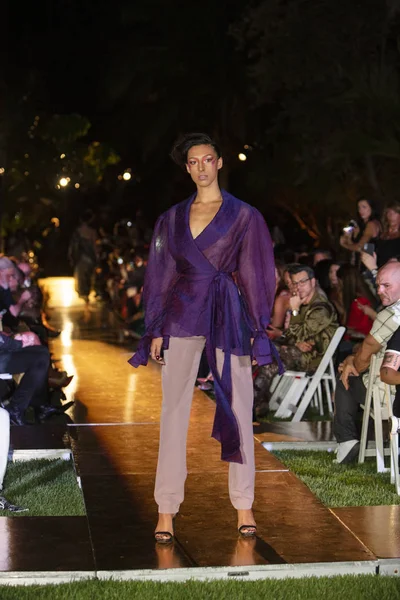 Una Modelo Camina Por Pasarela Durante Desfile Moda Alexis Carballosa — Foto de Stock