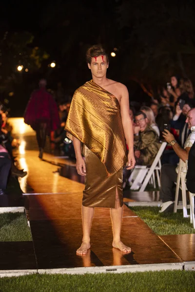 Una Modelo Camina Por Pasarela Durante Desfile Moda Alexis Carballosa — Foto de Stock