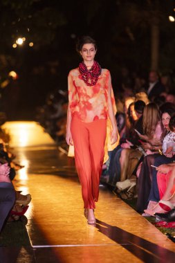 Manken Alexis Carballosa bahar yaz 2019 Fashion Show Miami Beach, Florida Miami Beach Botanik Bahçesi, 18th Ekim 2019 tarihinde sırasında pist yürür