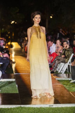 Manken Alexis Carballosa bahar yaz 2019 Fashion Show Miami Beach, Florida Miami Beach Botanik Bahçesi, 18th Ekim 2019 tarihinde sırasında pist yürür