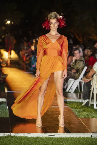 Una Modelo Camina Por Pasarela Durante Desfile Moda Alexis Carballosa — Foto de Stock