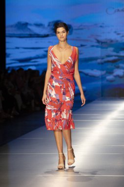 Manken Carolina Estefan moda Show Resort 2018 koleksiyonda Miami moda hafta 2017 Miami'de Buz Sarayı'nda 2 Haziran 218 üzerinde sırasında pist yürür