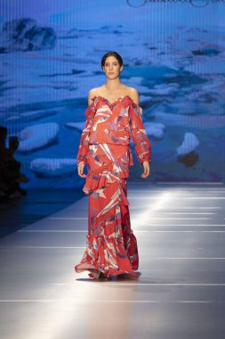 Manken Carolina Estefan moda Show Resort 2018 koleksiyonda Miami moda hafta 2017 Miami'de Buz Sarayı'nda 2 Haziran 218 üzerinde sırasında pist yürür