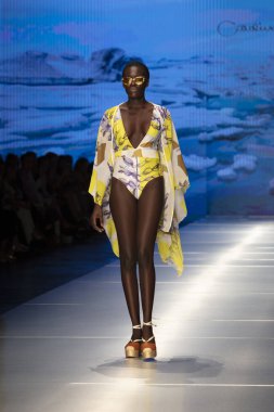 Manken Carolina Estefan moda Show Resort 2018 koleksiyonda Miami moda hafta 2017 Miami'de Buz Sarayı'nda 2 Haziran 218 üzerinde sırasında pist yürür