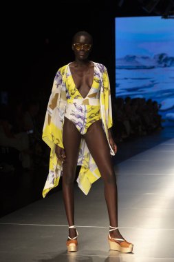 Manken Carolina Estefan moda Show Resort 2018 koleksiyonda Miami moda hafta 2017 Miami'de Buz Sarayı'nda 2 Haziran 218 üzerinde sırasında pist yürür
