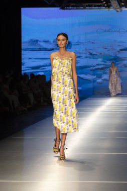 Manken Carolina Estefan moda Show Resort 2018 koleksiyonda Miami moda hafta 2017 Miami'de Buz Sarayı'nda 2 Haziran 218 üzerinde sırasında pist yürür
