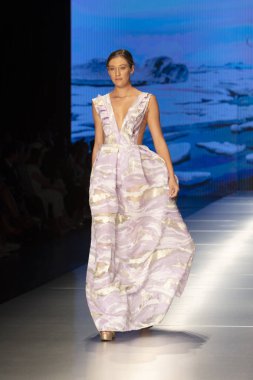 Manken Carolina Estefan moda Show Resort 2018 koleksiyonda Miami moda hafta 2017 Miami'de Buz Sarayı'nda 2 Haziran 218 üzerinde sırasında pist yürür