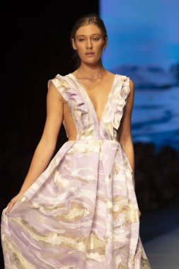 Manken Carolina Estefan moda Show Resort 2018 koleksiyonda Miami moda hafta 2017 Miami'de Buz Sarayı'nda 2 Haziran 218 üzerinde sırasında pist yürür