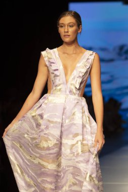 Manken Carolina Estefan moda Show Resort 2018 koleksiyonda Miami moda hafta 2017 Miami'de Buz Sarayı'nda 2 Haziran 218 üzerinde sırasında pist yürür