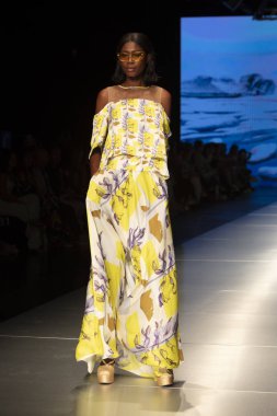 Manken Carolina Estefan moda Show Resort 2018 koleksiyonda Miami moda hafta 2017 Miami'de Buz Sarayı'nda 2 Haziran 218 üzerinde sırasında pist yürür