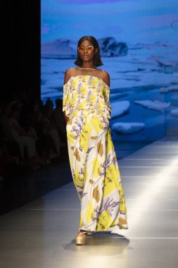 Manken Carolina Estefan moda Show Resort 2018 koleksiyonda Miami moda hafta 2017 Miami'de Buz Sarayı'nda 2 Haziran 218 üzerinde sırasında pist yürür