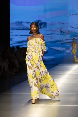 Manken Carolina Estefan moda Show Resort 2018 koleksiyonda Miami moda hafta 2017 Miami'de Buz Sarayı'nda 2 Haziran 218 üzerinde sırasında pist yürür