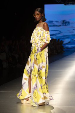 Manken Carolina Estefan moda Show Resort 2018 koleksiyonda Miami moda hafta 2017 Miami'de Buz Sarayı'nda 2 Haziran 218 üzerinde sırasında pist yürür