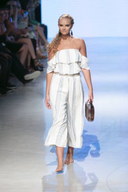 Manken Surf Gipsy yaz koleksiyonu 2018 defile sırasında sanat kalpler moda yüzmek 2019 Miami Beach forumda Faena üzerinde 13 Temmuz 2018 - görüntü için pist yürür