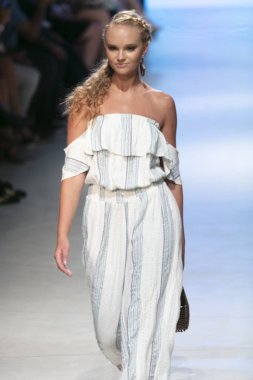 Manken Surf Gipsy yaz koleksiyonu 2018 defile sırasında sanat kalpler moda yüzmek 2019 Miami Beach forumda Faena üzerinde 13 Temmuz 2018 - görüntü için pist yürür