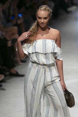 Manken Surf Gipsy yaz koleksiyonu 2018 defile sırasında sanat kalpler moda yüzmek 2019 Miami Beach forumda Faena üzerinde 13 Temmuz 2018 - görüntü için pist yürür