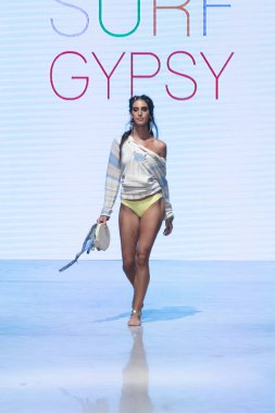 Manken Surf Gipsy yaz koleksiyonu 2018 defile sırasında sanat kalpler moda yüzmek 2019 Miami Beach forumda Faena üzerinde 13 Temmuz 2018 - görüntü için pist yürür